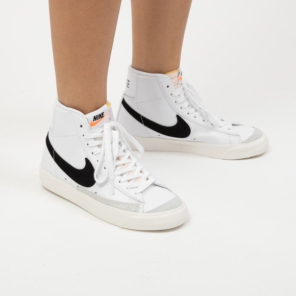 Nike Women's Blazer Mid 77 Shoes - Picture 2 of 8